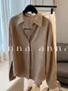 ¡Muy recomendable! Camisa de lino color café con cuello polo estilo 'old money', principios de otoño 26, top de manga larga simple y sofisticado