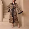 Conjunto Novo de Verão Europeu e Americano Sexy de Cetim com Estampa de Leopardo, Camisola e Shorts