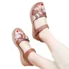 Sandalias de Verano 2026 Modelo Nuevo para Mamá de Cuero Suave Versátiles de Tacón Bajo Suela Suave Sandalias Cómodas Antideslizantes para Personas de Mediana Edad y Mayores