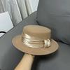 Chapéu Feminino Outono e Inverno Lã Retro Francês Chapéu de Lã Europeu e Americano Fita de Pérola Chapéu Plano Elegante All-match Top Hat