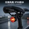 Nova lanterna traseira para mountain bike com sensor inteligente de luz de freio para pedalar à noite em estradas e trilhas, recarregável para ciclismo