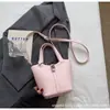 Bolsa de Cesta para Verduras con Patrón de Lichi Transfronteriza 2025 Nueva Bolso Cruzado Simple Casual Bolso de Cubo Portátil de Nicho Bolso para Suegra