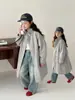 Gabardina para Niña Primavera Infantil Longitud Media Holgada Estilo Coreano Elegante Ropa Infantil Top Primavera y Otoño Tendencia 2026 Nuevo Modelo