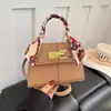 Nova bolsa trapezoidal transfronteiriça, bolsa Kelly de moda atualizada, bolsa de ombro e transversal simples, bolsa feminina de design de nicho