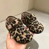 Zapatos Esponjosos de Diseño Retro para Mujer 2026 Otoño Invierno Nuevos Zapatos de Algodón de Suela Plana con Velcro Calientes de Felpa Zapatos Tipo Frijol para Mujer