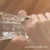 Anillo Estilo Bosque Perlado Reflejante de Luz Verde Oscuro con un Toque de Lujo Ligero y Alta Gama, Verde Vintage, Fresco y Realzador de Tez, Joyería de Nicho para Mujeres