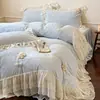Conjunto de inverno de luxo estilo francês com quatro peças, apresentando bordados delicados, tecido de veludo de leite, uma capa de edredom em fleece coral estilo princesa e uma saia de cama quente e espessa