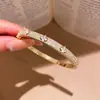 Pulsera con Cierre de Corazón Hueco de Circonia Chapada en Oro Real de 18 Quilates Diseño con Sentido Pulsera de Nicho Estilo Simple Joyería de Mano para Mujeres