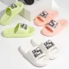 Nuevos Estilos de Pantuflas para el Hogar para Mujer 2026, Sandalias Cómodas Antideslizantes Transpirables de Verano, Pantuflas Casuales Universales de Ponerse para el Baño