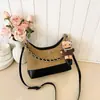 Bolso de hombro pequeño para mujer estilo Chanel con patrón de cadena de diamantes 2026 nuevo bolso cruzado de un solo hombro mate bolso tote de alta gama para ir al trabajo
