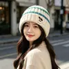 Gorro de punto a rayas bordado con cachorro lindo para mujer, estilo coreano de otoño e invierno, versátil, adelgazante para la cara, circunferencia de cabeza grande, gorro cálido