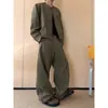 Conjunto de moda de otoño marrón: chaqueta corta unisex versátil sin cuello con diseño de costura exterior ancha y pantalones largos casuales