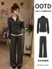 Conjunto casual listrado estilo coreano para mulheres, coleção outono 2026: jaqueta com gola alta e calça de perna reta, design slim fit para um visual relaxado e elegante