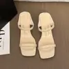 26 sandálias coloridas de salto agulha para o trajeto no verão, bico quadrado, estilo novo simples, sandálias femininas de camurça com salto gatinho, sem fecho