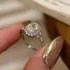 Anillo brillante con forma de ramo de diamantes con una piedra ovalada grande, diseño de nicho de lujo ligero para mujer, sensación de alta gama, estilo Ins, anillo abierto ajustable