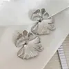 Pendientes personalizados de hoja de ginkgo de alta calidad 2023, nuevos pendientes de metal con temperamento y diseño de nicho de moda, pendientes de joyería
