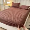 Sábana Bajera Ajustable Impermeable de TPU Acolchada Transfronteriza Hecha a Medida Patrón de Diamantes Amigable con la Piel Cubierta de Cama Acolchada Cepillada Cubierta de Colchón Sábana Bajera Acolchada