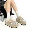 Sandálias fechadas com flor de strass para mulheres, novos sapatos casuais slip-on primavera 2026, sapatos Birkenstock de sola grossa que aumentam a altura