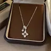 Colar com Pingente de Trevo de Quatro Folhas Vazado em Prata com Zircônia para Mulheres Luxo Leve Nicho Sentido de Alto Padrão Design de Corrente para Clavícula Acessórios com Sentido de Design