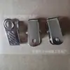 Los fabricantes producen y venden una variedad de clips metálicos, clips de plástico, clips de marca, clips para identificación
