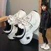 Otoño 2026 Nuevas Llegadas Zapatos Blancos para Niños Zapatos para Niñas Primavera Ligeros Suela Suave Zapatos de Papá de Moda para Niñas Más Vendidos