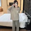 Nova coleção de outono: conjunto de loungewear de caimento solto, pijama confortável para mulheres, com estilo relaxado, cor sólida, mangas compridas e gola redonda com listras