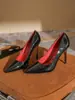 Couro Envernizado Versátil 2026 Primavera Nova Chegada Cor Sólida Decote Baixo Sapatos de Salto Único Temperamento Fashionável Sexy Fundo Vermelho Salto Fino Sapatos de Salto Alto Feminino