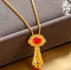 Colgante Ruyi Dorado Estilo Chino Tradicional Incrustado con Ágata Roja, Calcedonia Verde y Monedas de Cobre, Collar Ruyi Auspicioso, Colgante Vintage para Mujer