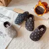 Pantuflas de algodón para niños kt cat para uso exterior 2026 Otoño/Invierno Nuevos Zapatos de Felpa Gruesa para Niños Mocasines de Lunares Estilo Coreano de Lana