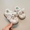 Zapatillas para niñas 2026 primavera y otoño nuevo estilo lazo para niños suela blanda zapatos casuales dulces versátiles para niñas de moda
