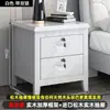 Mesita de noche, diseño simple y moderno, adecuada para dormitorios, apartamentos pequeños y hogares; un armario de noche compacto y fácil de usar con cerradura