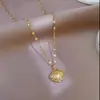 Nuevo Collar de Perlas Huecas con Incrustaciones de Circonita Chapado en Oro Retro de Nicho Colgante Femenino de Lujo Ligero de Alta Gama