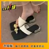 Sandalias de Moda Estilo Francés para la Noche con Faldas Modelo Nuevo Verano y Otoño 2025 Sandalias Deslizables de Tacón Grueso con Brillantes para Uso en Exteriores