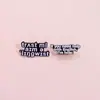 Broche de dibujos animados transfronterizos divertido citas en inglés negro personalidad creativa modelado de letras accesorios insignia de metal venta al por mayor