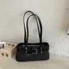 Bolsa de ombro feminina com design único 2026 nova bolsa vintage com fivela de cinto para sob o braço para mulheres, bolsa estilosa de motociclista, bolsa baguette