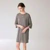 Suéter feminino de tricô casual, com caimento solto e que valoriza a silhueta, de mangas de três quartos, bordas dobradas, gola redonda, comprimento médio, finamente tricotado em fio Yangzi, fino