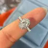 Anel Imitação Moissanita Oval Formato Ovo de Pombo, Luxo Acessível e Design de Diamante de Alta Qualidade com Formato Especial Design de Nicho Anel de Pedido Ajustável