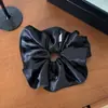 Scrunchie de Cetim Cor Creme Estilo Coreano Elástico para Coque Estilo Ballet Acessório de Cabelo Flor de Cabelo