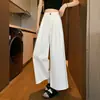 Foto real de jeans de algodón lavado para mujer, largo 9/10, pierna ancha, color azul claro, nuevo modelo 2026, pantalones rectos holgados y estilizados para primavera y otoño