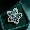 Broche de Flor Hueca de Diamante de Color de Industria Pesada Pin de Gota de Agua con Pedrería Colorida Decoración para Vestido de Noche Cheongsam Adornos Fabricante
