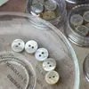 Botão de Concha Vintage de Nicho Peças de Unha Embelezadas Joias para Unhas Feitas à Mão Concha de Borboleta Branca Joias de Arte para Unhas de Cetim Novo