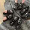 Mocassins de sola grossa e salto grosso estilo britânico para mulheres, novos sapatos slip-on femininos de outono 2026, sapatos casuais de couro versáteis para o dia a dia