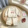 Roupa de menina: moletom fofo de cachorrinho com mangas compridas e calça jogger, roupa esportiva de primavera e outono para bebê, roupas infantis da moda, vestuário infantil transfronteiriço