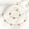 Set de joyería de acero inoxidable estilo francés, delicado y romántico, con baño de oro de 18 quilates y adornos completos de diamantes, que presenta un delicado diseño de flor de cuatro pétalos y una cadena a juego