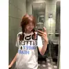 Camiseta Branca de Manga Curta com Estampa de Letras Color-Blocking Estilo Americano para Mulheres, Design de Verão, Estilo de Nicho, Caimento Regular nos Ombros, Peça de Manga Meia-Manga para Casais