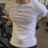 Camiseta masculina de verão Henley cinza de manga curta para fitness, secagem rápida, com corte slim e punhos afunilados