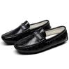 Zapatos casuales de piel de vaca con hebilla en relieve de marca de moda vintage de calidad para hombre.