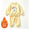 Conjunto doce e estiloso para meninas para o outono e inverno de 2026: uma nova coleção apresentando um moletom de manga comprida com forro de fleece e calças de moletom com laço, um conjunto de duas peças moderno e casual
