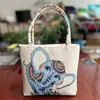 Bolso nuevo de estilo étnico, con tela color arena y bordado, un diseño fresco y casual, con bordado de hilo dorado a doble cara, una bolsa pequeña de tela y una bolsa estilo Hanfu