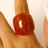 Anillo nuevo de resina estilo vintage, diseño de lujo ligero, anillo para mujer con un toque de alta gama, accesorio estilo ins, anillo degradado